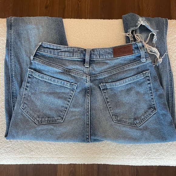 Hollister Ultra High Rise Mom Jeans - Women’s Size 26 - Picture 9 of 11